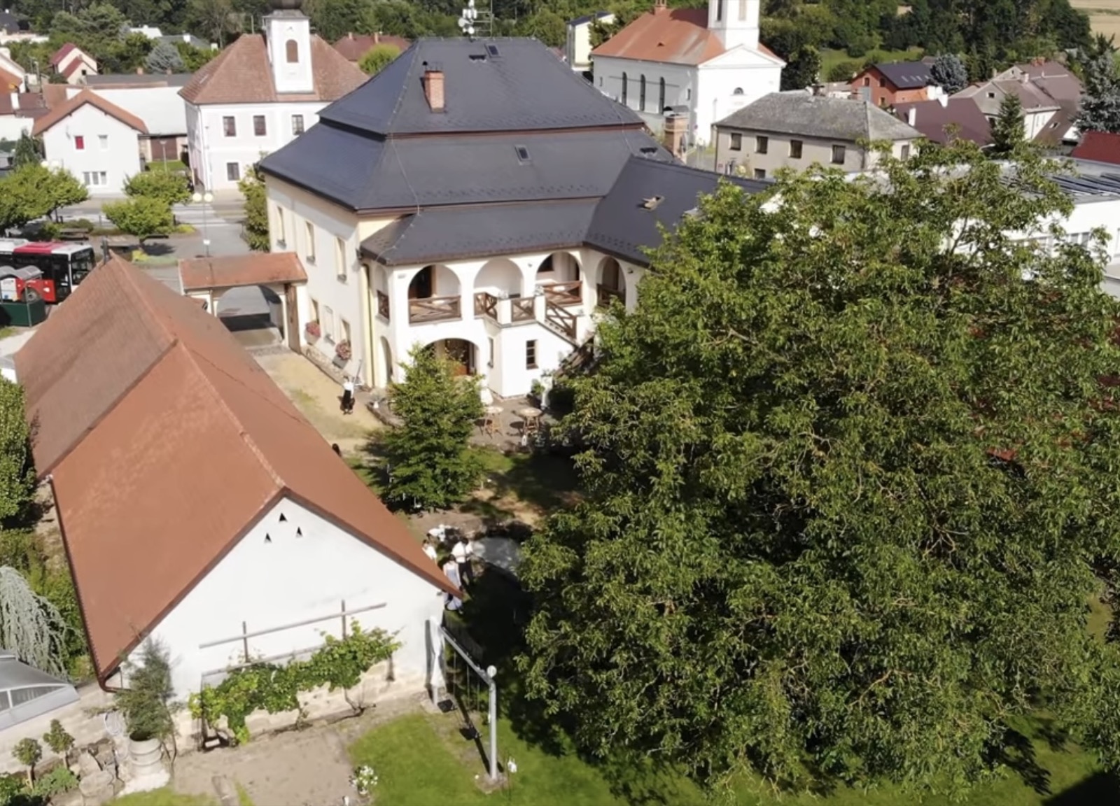 Dronový pohled na areál statku U Cerhů – hlavní budova, stodola a zahrada v Kněžmostě