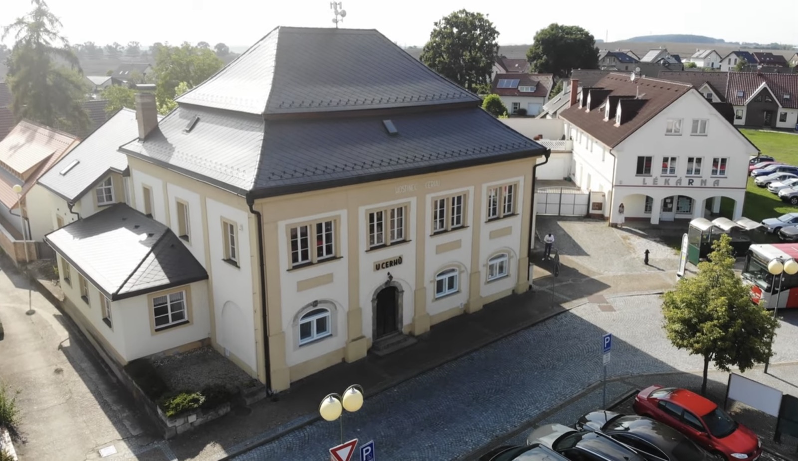 Letecký pohled na statek U Cerhů v Kněžmostě – historická budova s arkádami a zahradou