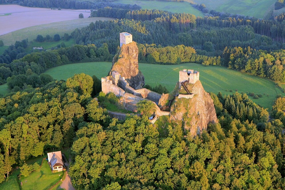 Zřícenina hradu Trosky s věžemi Baba a Panna, symbol Českého ráje