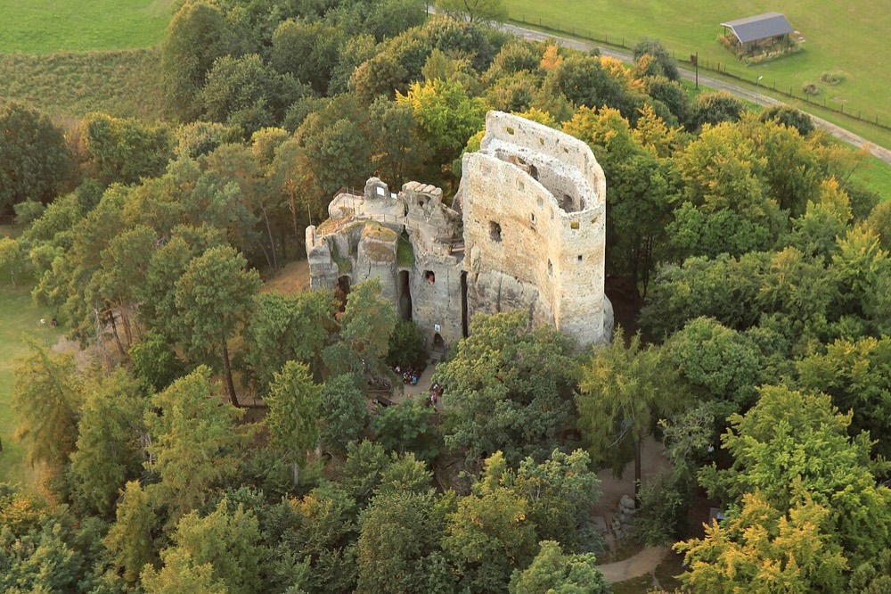 Zřícenina hradu Valečov z výšky – skalní hrad na hranici Českého ráje, 3 km od statku U Cerhů